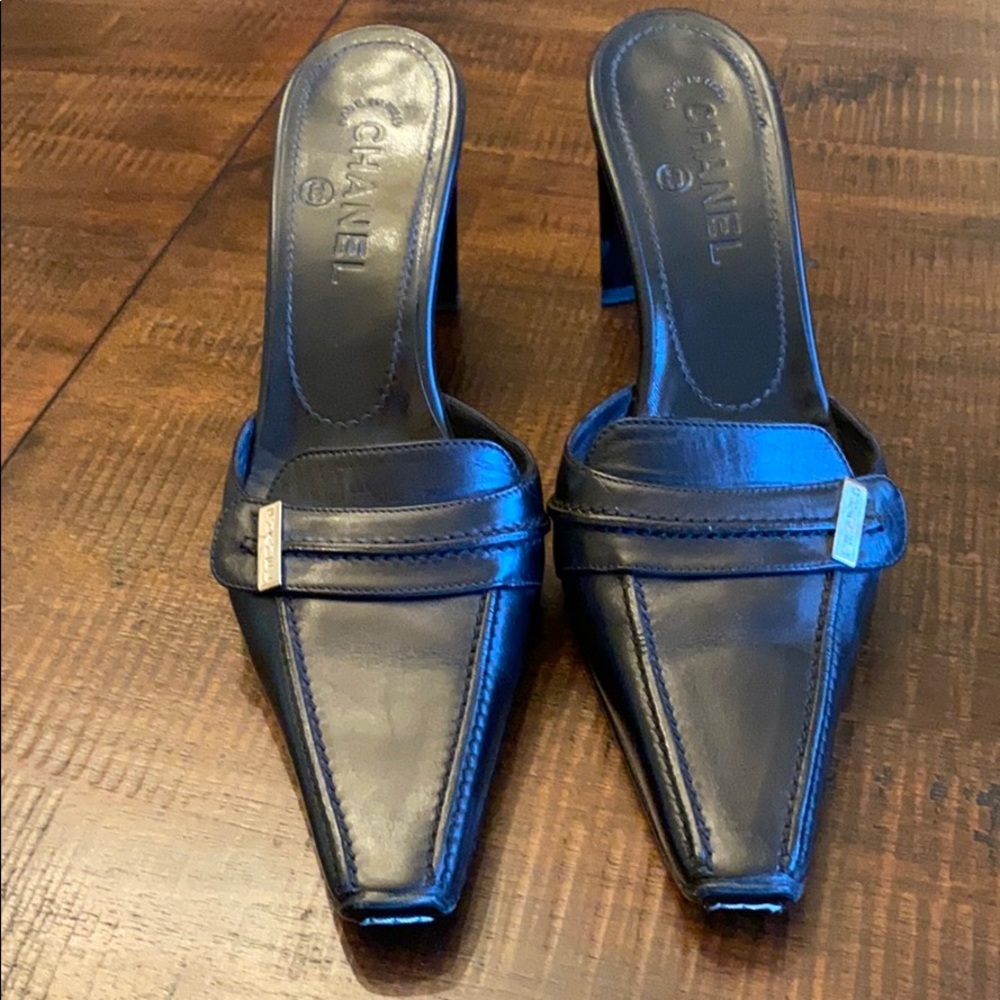CHANEL heels